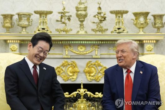 25일(현지시간) 미 백악관에서 열린 한미정상회담 도중 함께 웃는 이재명 대통령과 도널드 트럼프 미국 대통령/사진=연합뉴스