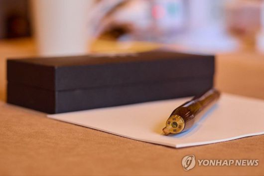 이재명 대통령이 트럼프 미국 대통령에게 선물한 펜. 펜은 선물이 아닌 이 대통령의 서명용이었지만 트럼프 대통령의 요청으로 즉석에서 선물했다/사진=대통령실 제공, 연합뉴스
