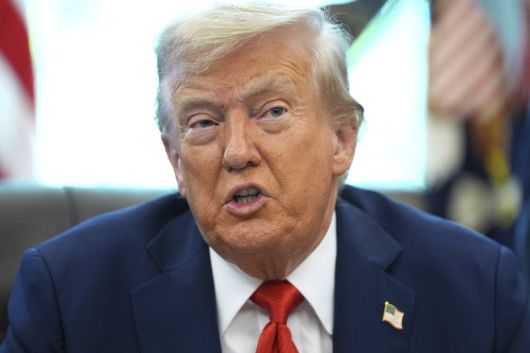 [워싱턴=AP/뉴시스]도널드 트럼프 미국 대통령이 25일(현지 시간) 백악관 집무실에서 행정명령 서명식을 진행하며 발언하고 있다. 2025.08.26. /사진=뉴시스