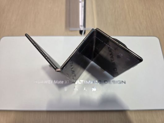 중국 선전 화웨이 플래그십 스토어에 전시된 화웨이 메이트 XT. 사진=구자윤 기자