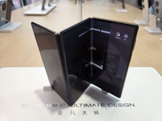 중국 선전 화웨이 플래그십 스토어에 전시된 화웨이 메이트 XT. 사진=구자윤 기자