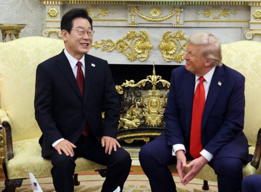 이재명 대통령과 도널드 트럼프 미국 대통령이 25일(현지 시간) 미국 워싱턴DC 백악관에서 한미 정상회담을 하고 있다. 뉴시스