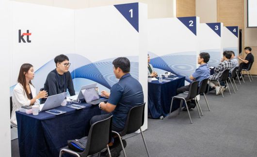 지난 26일 부산 해운대구 벡스코 제2전시장에서 열린 '부산 클라우드데이 2025'에서 KT 관계자가 참석 기업 대상 맞춤형 컨설팅을 진행하는 모습. KT 제공