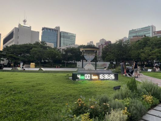 왕십리역 광장에 설치된 대형 기후위기시계. 지구에 남은 시간이 지난달 4년 1일이던 게 한달이 지난 현재 3년 331일 남았다. /사진=서윤경 기자