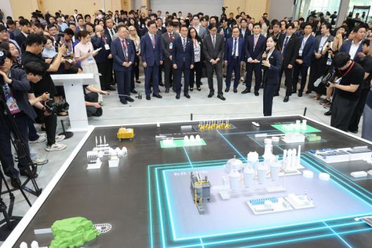 김민석 국무총리 등이 27일 부산 해운대구 벡스코 제1전시장에서 열린 2025 기후산업국제박람회에 참석해 참가업체 전시 부스를 둘러보고 있다. 29일까지 열리는 이번 박람회는기후 에너지 분야 540개의 기업이 최신기술과 제품 등을 선보인다. 연합뉴스                                     27일 부산 벡스코에서 개막한 기후산업국제박람회 2025에 김민석 국무총리, 박형준 부산시장, 박일준 대한상의 상근부회장 등이 전시기술 및 제품들에 대해 설명을 듣고 있다. 상의 제공