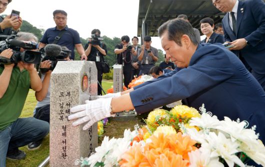 與 대표는 대전에서정청래 더불어민주당 대표가 27일 국립대전현충원을 찾아 연평도 포격 도발 희생자 묘역에 참배하고 있다. 연합뉴스                                      野 대표는 서울에서장동혁 국민의힘 신임 당대표가 27일 국립서울현충원 박정희 전 대통령 묘역을 찾아 분향하고 있다. 연합뉴스