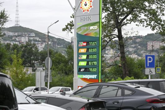 러시아 블라디보스토크의 한 주유소에 지난 25일 기름을 주유하려는 자동차들이 길게 줄지어 서 있다. 최근 몇 주 동안 우크라이나 무인기가 정유소와 다른 석유 기반 시설들을 공격하면서 러시아 일부 지역 주유소의 재고가 고갈돼 운전자들은 긴 줄을 서서 기다려야 하며, 관리들은 판매를 제한하거나 전면 중단시키고 있다. 뉴시스