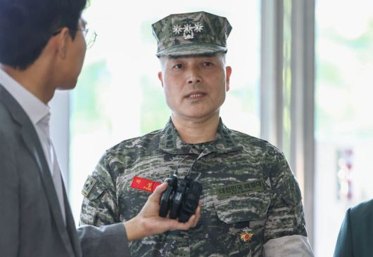 박정훈 해병대 수사단장이 참고인 조사를 받기 위해 8월 27일 서울 서초구 채상병 특검팀 사무실에 출석, 취재진의 질문에 답하고 있다./사진=연합뉴스