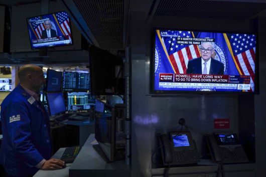 사진은 미국 뉴욕증권거래소(NYSE)에서 제롬 파월 미국 연방준비제도(Fed·연준) 의장의 기자회견이 방송되는 모습. 사진=뉴시스