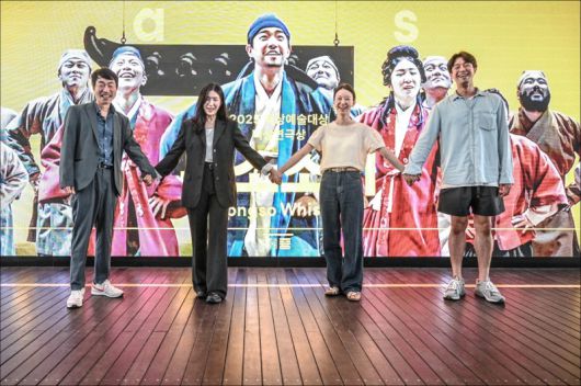 26일 연극 '퉁소소리' 라운드 인터뷰에 참석한 고선웅(왼쪽부터) 서울시극단장, 최나라, 정새별, 박영민. 세종문화회관 제공