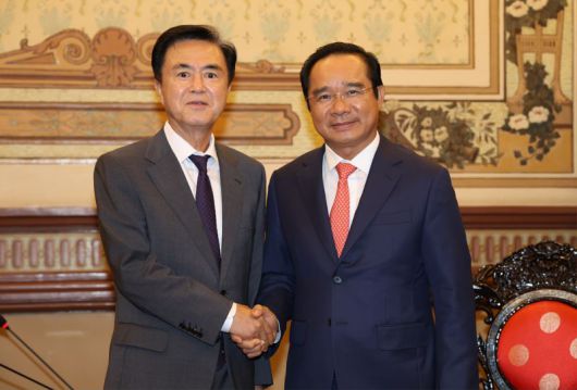 김태흠 충남지사가 지난 27일 오후 베트남 호치민시청에서 응우옌 반 득 호치민시 인민위원장을 접견한 뒤 기념촬영을 하고 있다.