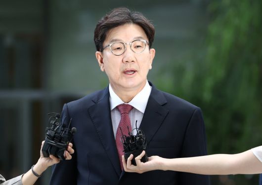 권성동 국민의힘 의원이 27일 오전 서울 종로구에 마련된 김건희 특검팀(특별검사 민중기) 사무실로 통일교 부정 청탁 의혹 관련 조사를 받기 위해 출석하고 있다. 사진=뉴스1