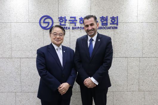 양창호 해운협회 상근부회장(왼쪽)이 지난 27일 해운협회를 방문한 토마스 카자코스 국제해운회의소(ICS) 사무총장과 만나 미국 무역대표부(USTR)의 부당한 항만수수료 부과 등 현안에 대해 의견을 교환한 뒤 기념촬영을 하고 있다. 한국해운협회 제공