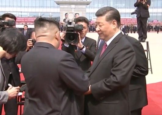 시진핑 중국 국가주석(오른쪽)이 2019년 6월 21일 평양 순안공항에서 김정은 북한 국무위원장의 환송을 받고 있다.뉴스1