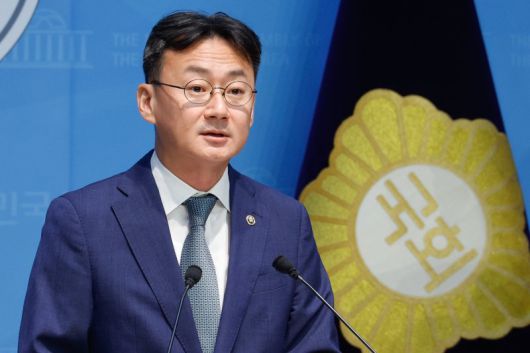 이관후 국회입법조사처장이 28일 서울 여의도 국회 소통관에서 기자회견을 열고 중대재해처벌법 입법 영향 분석 보고서 브리핑을 하고 있다. 뉴스1