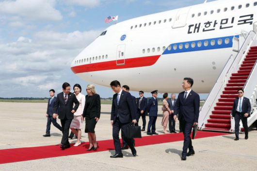 한미 정상회담을 위해 미국을 방문한 이재명 대통령과 김혜경 여사가 24일(현지시간) 워싱턴DC 앤드루스 공군기지에 도착해 이동하고 있다. /사진=뉴시스