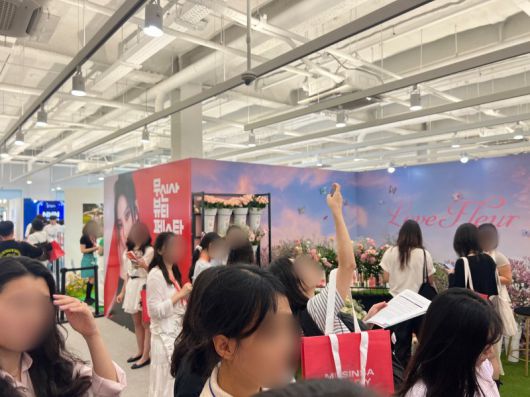 28일 서울 성수동의 '무신사 뷰티페스타 인 성수' 팝업 내부에서 젊은 여성 방문객들이 부스를 둘러보고 있다. 사진=김현지 기자