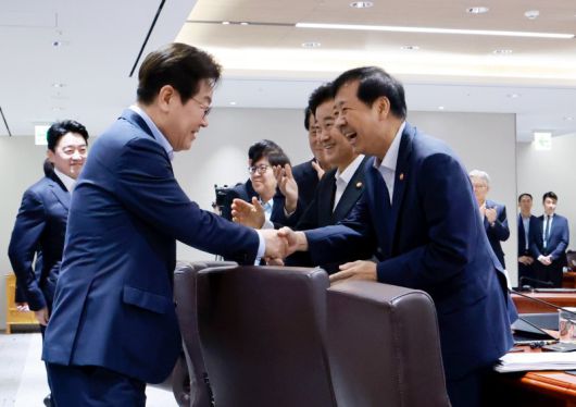 이재명 대통령이 29일 서울 용산 대통령실 청사에서 열린 제39회 국무회의(임시)에서 구윤철 경제부총리 겸 기획재정부 장관과 악수하며 입장하고 있다. 뉴시스