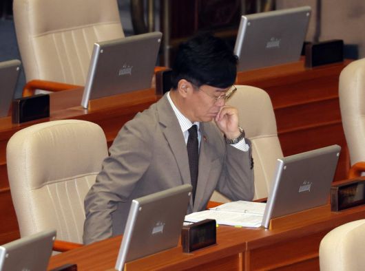 김영훈 고용노동부 장관이 지난 23일 서울 여의도 국회 본회의에 참석해 있다. 연합뉴스