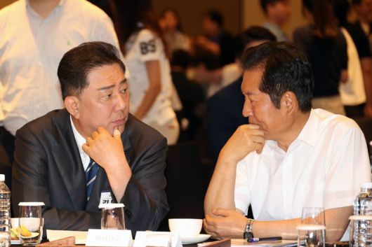 2025 정기국회 더불어민주당 국회의원 워크숍이 28일 오후 인천 중구 파라다이스시티 호텔에서 열렸다. 정청래 당 대표(오른쪽)와 김병기 원내대표가 대화하고 있다. 사진=서동일 기자