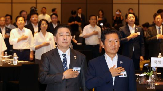 2025 정기국회 더불어민주당 국회의원 워크숍이 28일 오후 인천 중구 파라다이스시티 호텔에서 열렸다. 참석한 의원들이 국민의례를 하고 있다. 사진=서동일 기자