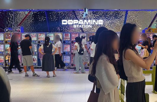 평일 점심시간 서울 용산 아이파크몰의 '가챠파크'에 랜덤 뽑기를 하기 위한 인파가 모여 있다. 사진=김현지 기자