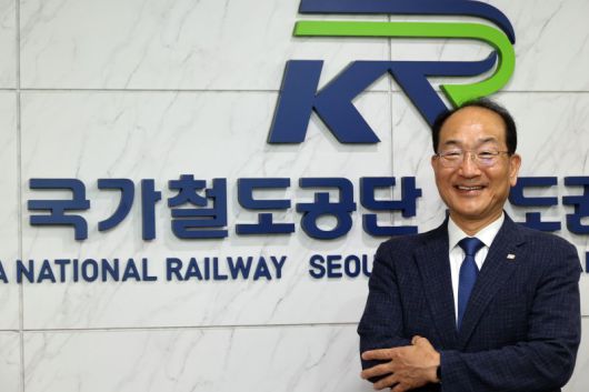 이성해 국가철도공단 이사장이 서울 용산구 국가철도공단 수도권본부 사무실에서 포즈를 취하고 있다. 사진=서동일 기자