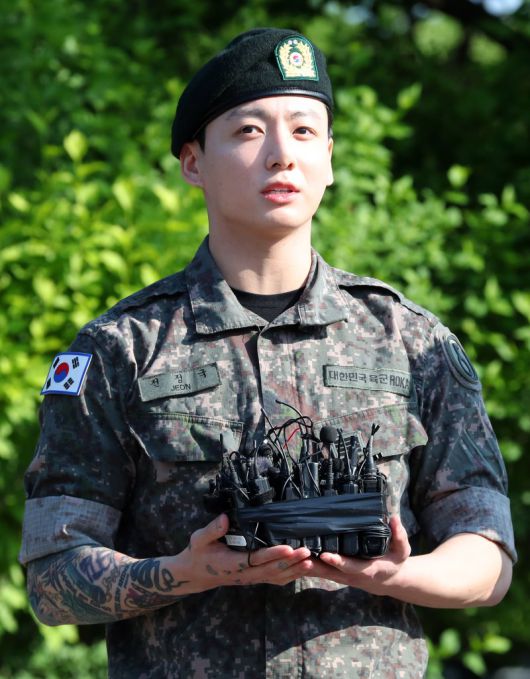 군 복무를 마친 방탄소년단 정국이 11일 오전 경기도 연천군의 한 부대 인근에서 전역인사를 하고 있다. 뉴시스