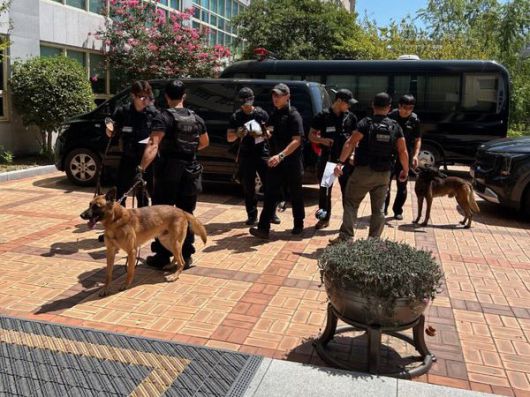 지난 29일 부산의 한 고등학교에 폭발물이 설치됐다는 신고가 접수돼 경찰특공대가 수색을 하고 있다. 연합뉴스