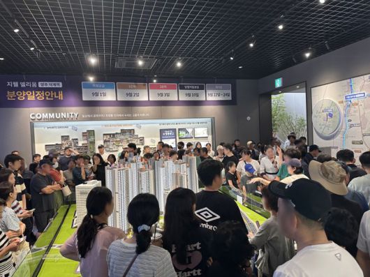 31일 경기 양주시 '지웰 엘리움 양주 덕계역' 견본주택에서 방문객들이 조형물을 둘러보고 있다. 지난 29일 오픈한 견본주택에는 주말 3일간 1만2000여명의 방문객이 찾았다. 신영 제공