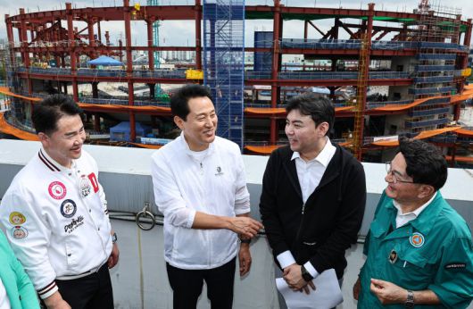 오세훈 서울시장(왼쪽에서 두번째)이 1일 서울 도봉구에 완공 예정인 복합문화시설 서울아레나를 방문해 현장점검 하고 있다. 뉴스1