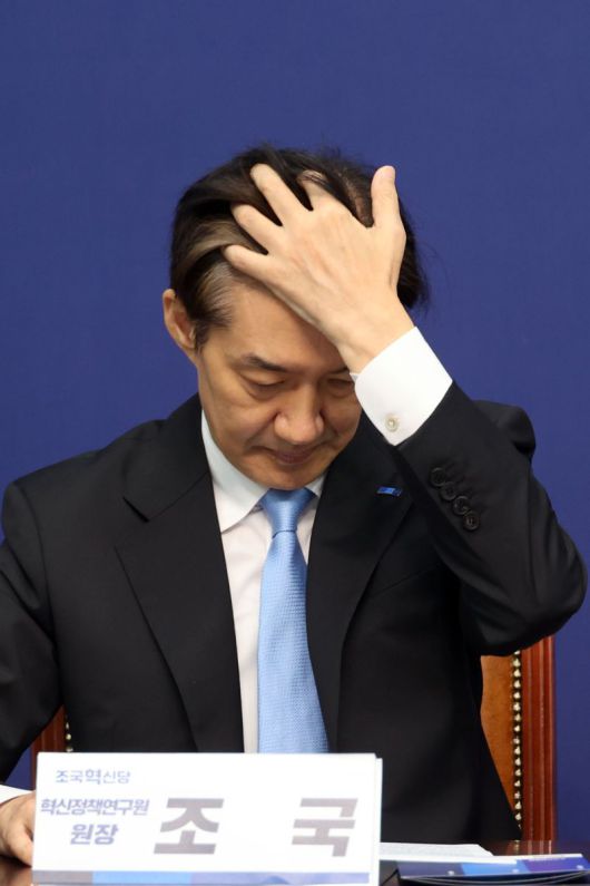 조국혁신당 조국 혁신정책연구원장이 1일 서울 여의도 국회에서 열린 최고위원회의에서 김선민 당대표 권한대행의 발언을 듣고 있다. 사진=서동일 기자