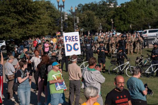 지난달 30일(현지시간) 미국 워싱턴DC에서 주방위군 투입에 반대하는 시위대가 주방위군 병력과 대치하고 있다.AFP연합뉴스