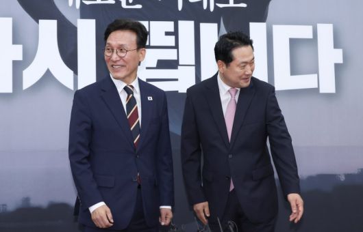 김민석(왼쪽) 국무총리와 장동혁 국민의힘 대표가 1일 오전 서울 여의도 국회에서 기념촬영을 마친 후 돌아서고 있다. 뉴시스