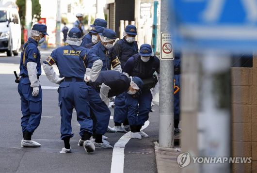 1일 오후 40대 한국인 여성이 흉기에 찔려 숨진 일본 도쿄 세타가야구의 현장을 경찰들이 감식하고 있다. 연합뉴스