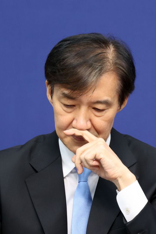 조국혁신당 조국 혁신정책연구원장이 1일 서울 여의도 국회에서 열린 최고위원회의에서 김선민 당대표 권한대행의 발언을 듣고 있다. 사진=서동일 기자