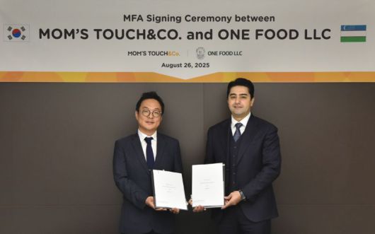 지난달 26일 서울 중구 맘스터치앤컴퍼니 본사에서 김동전 맘스터치앤컴퍼니 대표이사, 자파르 원푸드 대표이사가 마스터 프랜차이즈 계약을 체결하고 기념 촬영을 하고 있다. 맘스터치 제공