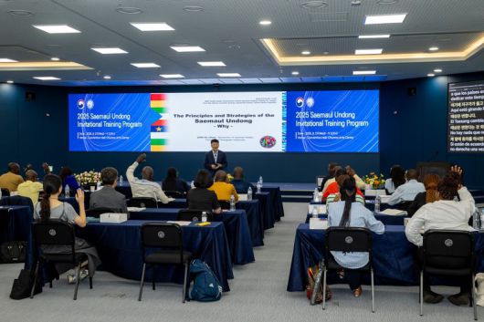 최외출 영남대 총장이 연수단을 대상으로 특강을 하고 있다. 영남대 제공