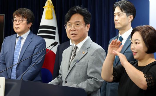 김영훈 고용노동부 장관이 2일 오후 서울 종로구 정부서울청사에서 범부처 '임금체불 근절 대책' 발표 브리핑을 하고 있다. 뉴시스