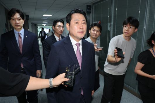 장동혁 국민의힘 대표가 2일 오후 압수수색 중인 서울 여의도 국회 추경호 의원실을 방문한 후 의원실을 나서고 있다. 뉴스1