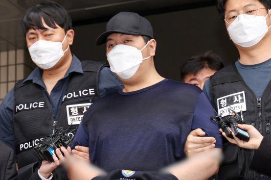 서울 강북구 미아동의 한 마트에서 흉기를 휘둘러 1명을 살해하고 1명을 다치게 한 김성진(33)이 지난 5월 1일 오전 서울 강북경찰서에서 검찰로 구속송치되고 있다. 뉴스1