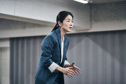 배우 이자람(맨위 사진부터), 김신록, 차지연이 연극 프리마 파시를 연습하고 있다. 쇼노트 제공                                    연극 '퉁소소리' 공연모습 연합뉴스