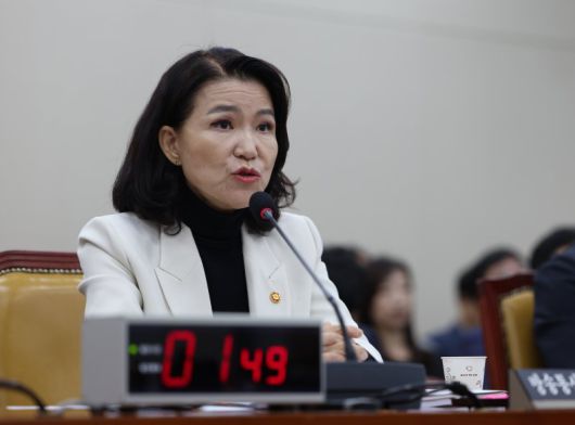 이진숙 방송통신위원장이 26일 오전 서울 여의도 국회 과학기술정보방송통신위원회 전체회의에서 박충권 국민의힘 의원 질의에 답하고 있다. 뉴시스