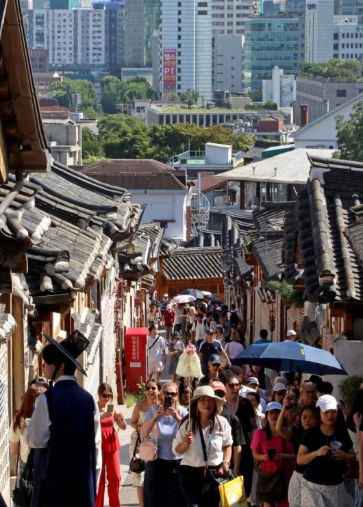 2일 오후 서울 종로구 북촌에서 외국인 관광객들이 거리를 지나며 한옥마을을 관람하고 있다. 뉴스1