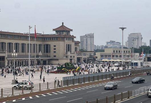 가림막 설치된 베이징역 김정은 북한 국무위원장이 3일 중국 '항일전쟁 및 세계 반파시스트 전쟁 승전(전승절) 80주년 열병식' 참석을 위해 2일 베이징에 도착했다. 이날 김 위원장이 도착한 베이징역 앞 펜스에 경호용 가림막이 설치돼 있다. 뉴스1