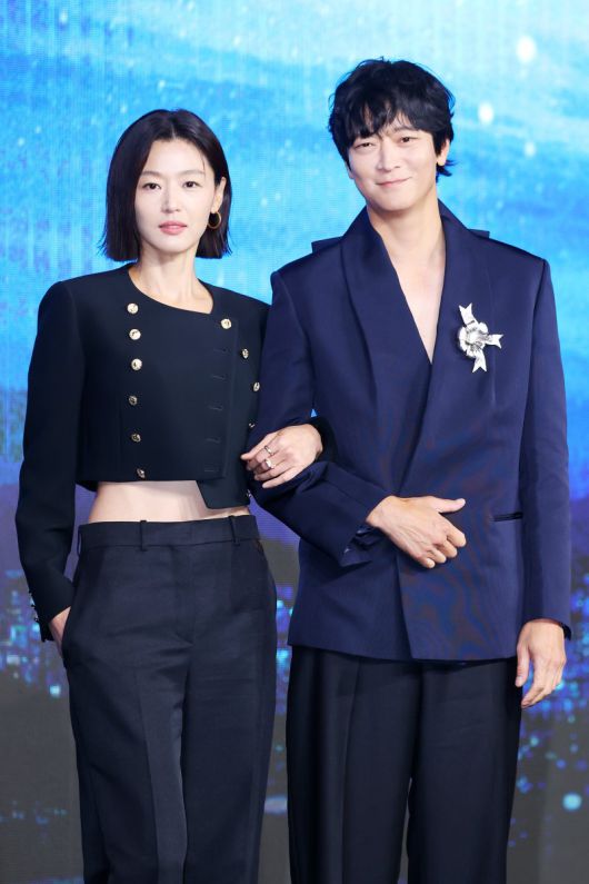 배우 전지현 강동원이 2일 서울 종로구 포시즌스호텔에서 열린 디즈니+ 오리지널 시리즈 '북극성' 제작발표회에서 포즈를 취하고 있다. 연합뉴스