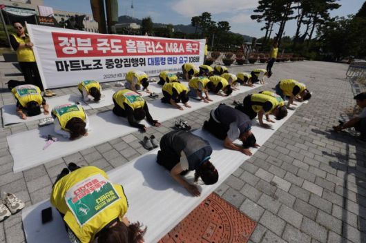 3일 오전 용산 대통령실 앞에서 마트노조 홈플러스지부가 이재명 대통령 면담과 정부 주도의 인수·합병(M&A)을 촉구하며 108배 행사를 진행하고 있다. 연합뉴스 제공