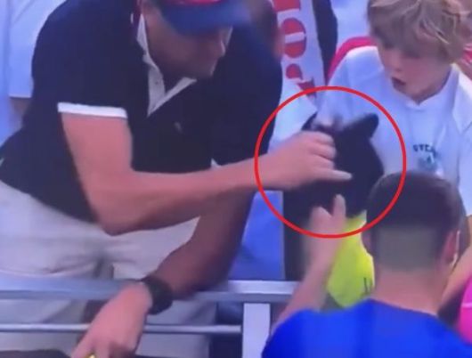 28일 US오픈에서 폴란드 테니스 스타 카밀 마이흐르작이 어린이 팬에게 건넨 모자를 뺏어가는 남성. 출처=엑스(X·옛 트위터)