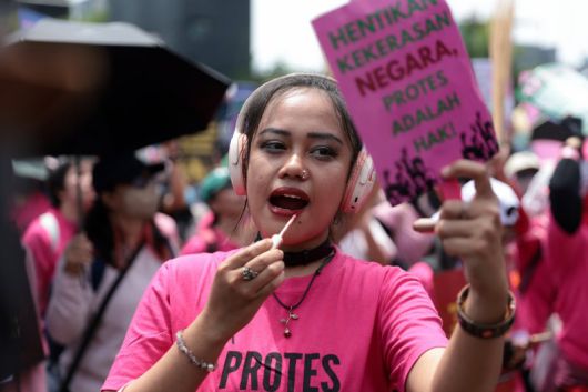 2025년 9월 3일 인도네시아 자카르타 의회 건물 앞에서 인도네시아 여성연합 소속 한 활동가가 분장하며 ‘폭력 반대’ 피켓을 들고 있다. 이날 수백 명의 여성 활동가들이 전국적으로 벌어진 시위에 맞춰 반(反)폭력 집회를 열었다. 이번 시위는 지난 8월 28일 밤 자카르타에서 국회의원들의 주택 수당에 반대하는 시위 도중 오토바이 호출 기사 한 명이 사망한 사건을 계기로 촉발됐다. EPA외상