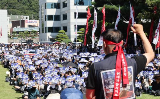 현대차 노조 총파업 결의대회. 3일 현대자동차 울산공장 본관 앞에서 열린 현대차 노조의 총파업 결의대회에서 조합원들이 구호를 외치고 있다. 이날 노조는 올해 임금 및 단체협약 교섭 난항으로 2시간 부분 파업에 들어갔다. 연합뉴스